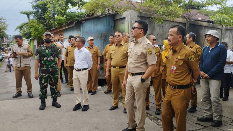 PANTAU: Andi Harun bersama beberapa OPD teknis pemkot dan Pemprov Kaltim meninjau pembongkaran mandiri warga bantaran SKM segmen Jembatan Ruhui Rahayu-Jembatan Gelatik, Kelurahan Temindung Permai.