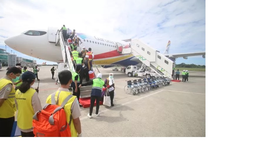 Jamaah haji Kloter 1 Balikpapan tiba di Bandara SAMS Sepinggan, Selasa (25/6). Rombongan tersebut termasuk dalam rute yang diubah penerbangannya oleh Garuda Indonesia. (ANGGI PRADITHA/KALTIM POST)