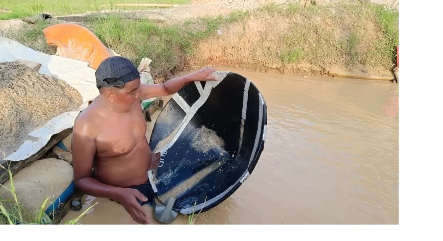 MENDULANG: Safrial saat mendulang intan di dalam sebuah kubangan di Pumpung, Cempaka. (Foto: Sheilla Farazela/Radar Banjarmasin)