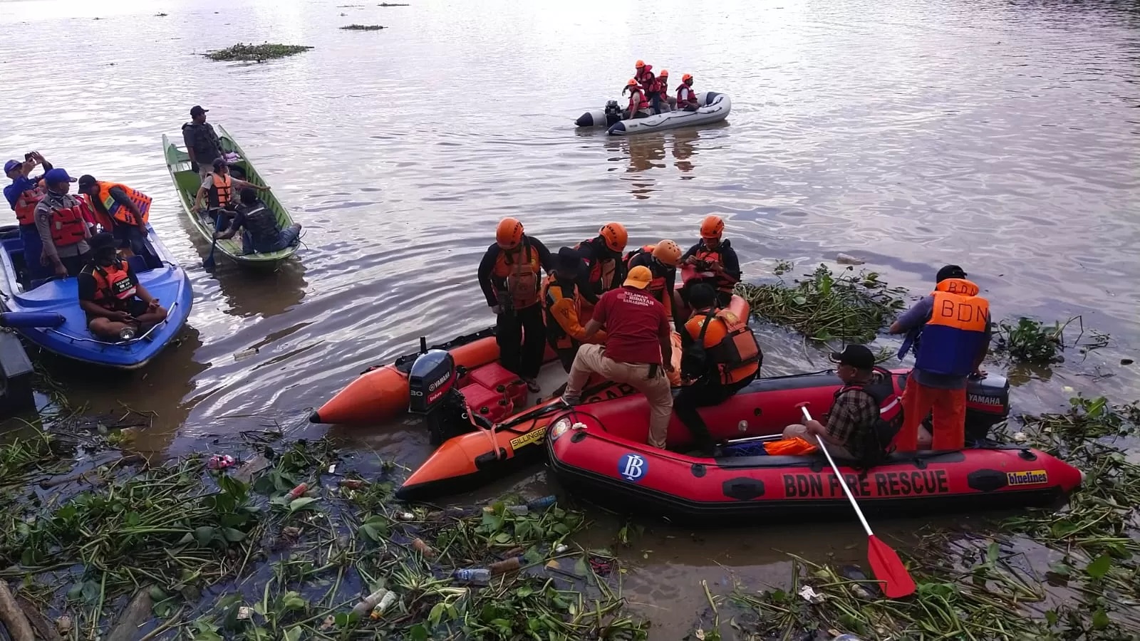 DITEMUKAN : Mayat mengapung di kawasan dermaga Pertamina Jalan Slamet Riyadi, (26/6). ( FOTO: EKO)