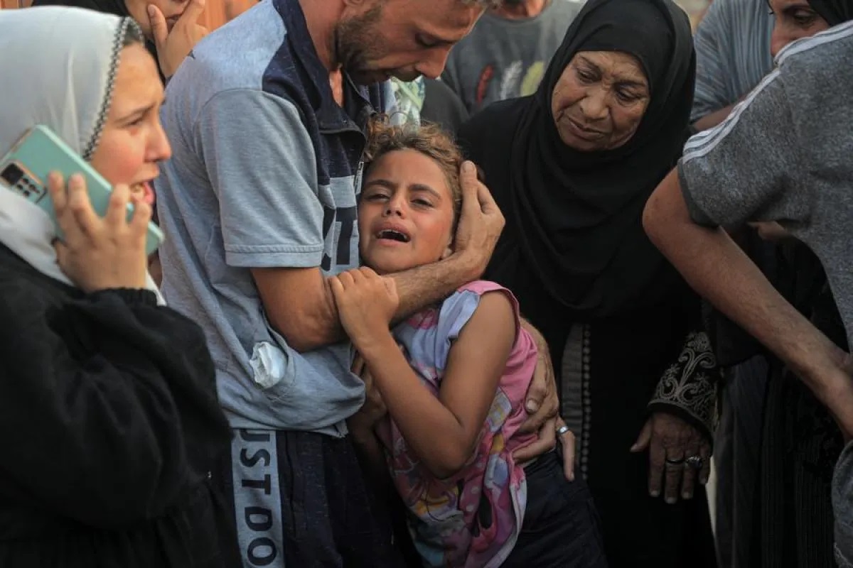 Seorang gadis berduka atas korban tewas dalam serangan Israel di Rumah Sakit Medis Nasser di kota Khan Younis, Jalur Gaza selatan, (21/6/2024. (Xinhua/Rizek Abdeljawad)