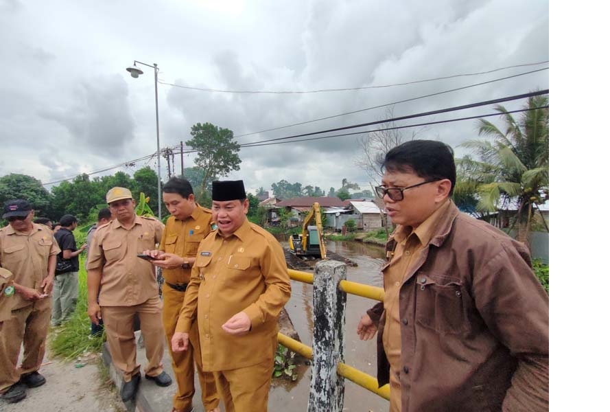 NORMALISASI: Bupati Kotim Halikinnor didampingi sejumlah pejabat lainnya meninjau normalisasi di Sungai Mentawa Kecamatan MB Ketapang, Senin (24/6/2024). (YUNI/RADAR SAMPIT)