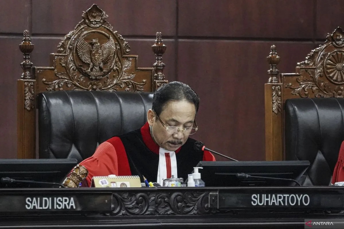 Arsip - Ketua Hakim Konstitusi Suhartoyo mengetuk palu saat memimpin sidang putusan dismissal perkara Perselisihan Hasil Pemilihan Umum (PHPU) Pemilihan Legislatif (Pileg) 2024 di Gedung MK.