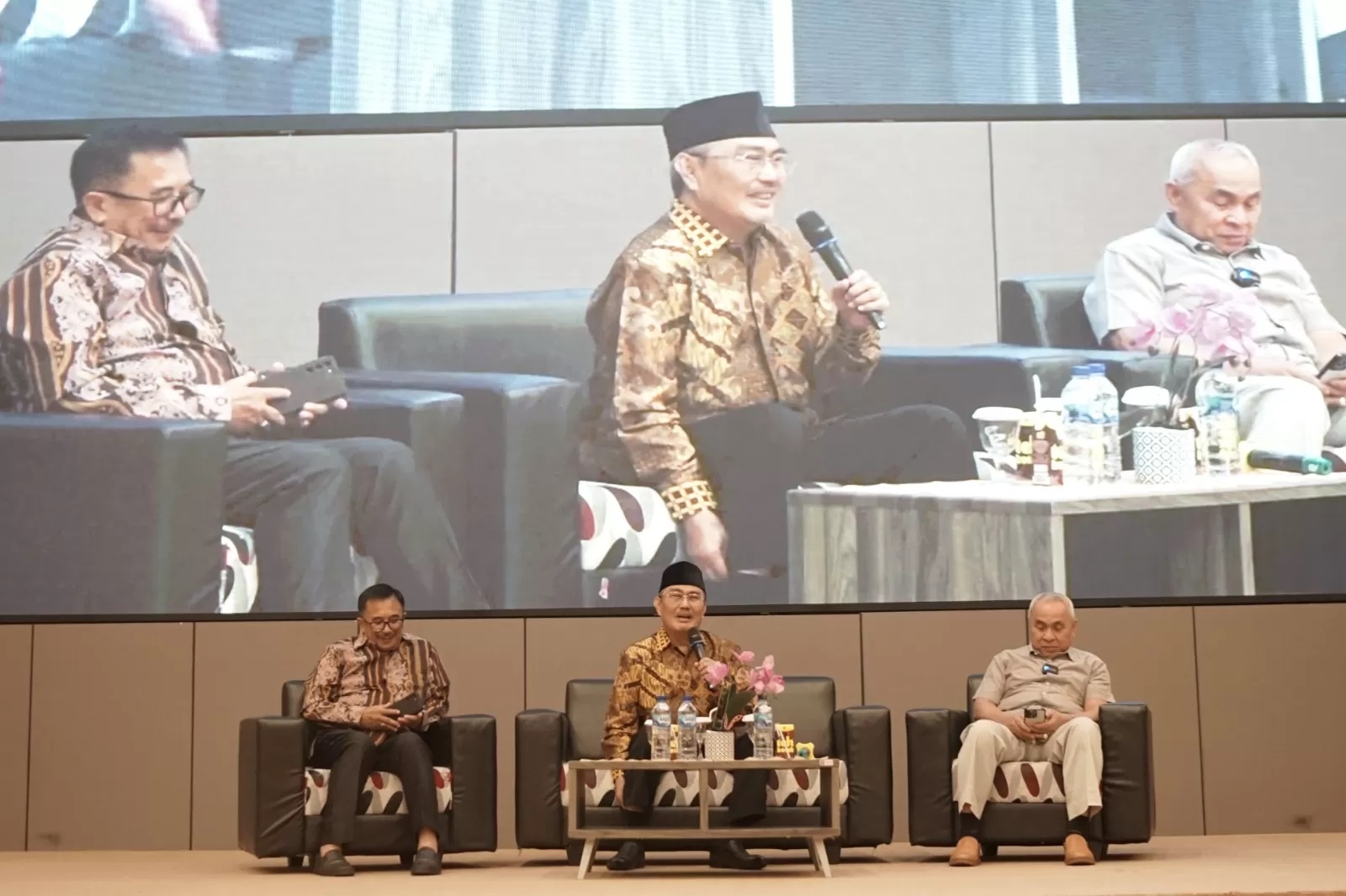 DORONG PEMBANGUNAN TERTATA: Jimly menuturkan para intelektual di Kaltim bisa memberikan hasil pemikiran dan mendorong pembangunan interkonektivitas Kalimantan. (Foto: Dina/KP)