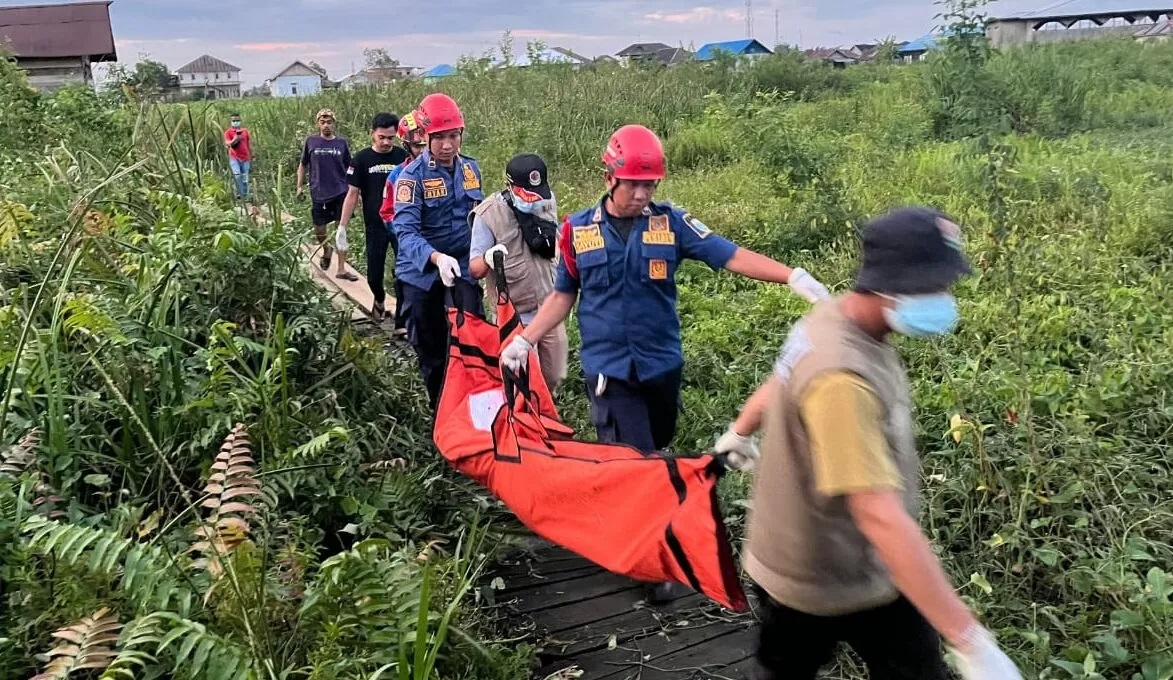 MENINGGAL DUNIA:Jenazah MS saat dievakuasi menuju Rumah Sakit Ratu Zalecha Martapura, Senin (24/6/2024).(Foto:Humas Polres Banjar untuk Radar Banjarmasin)