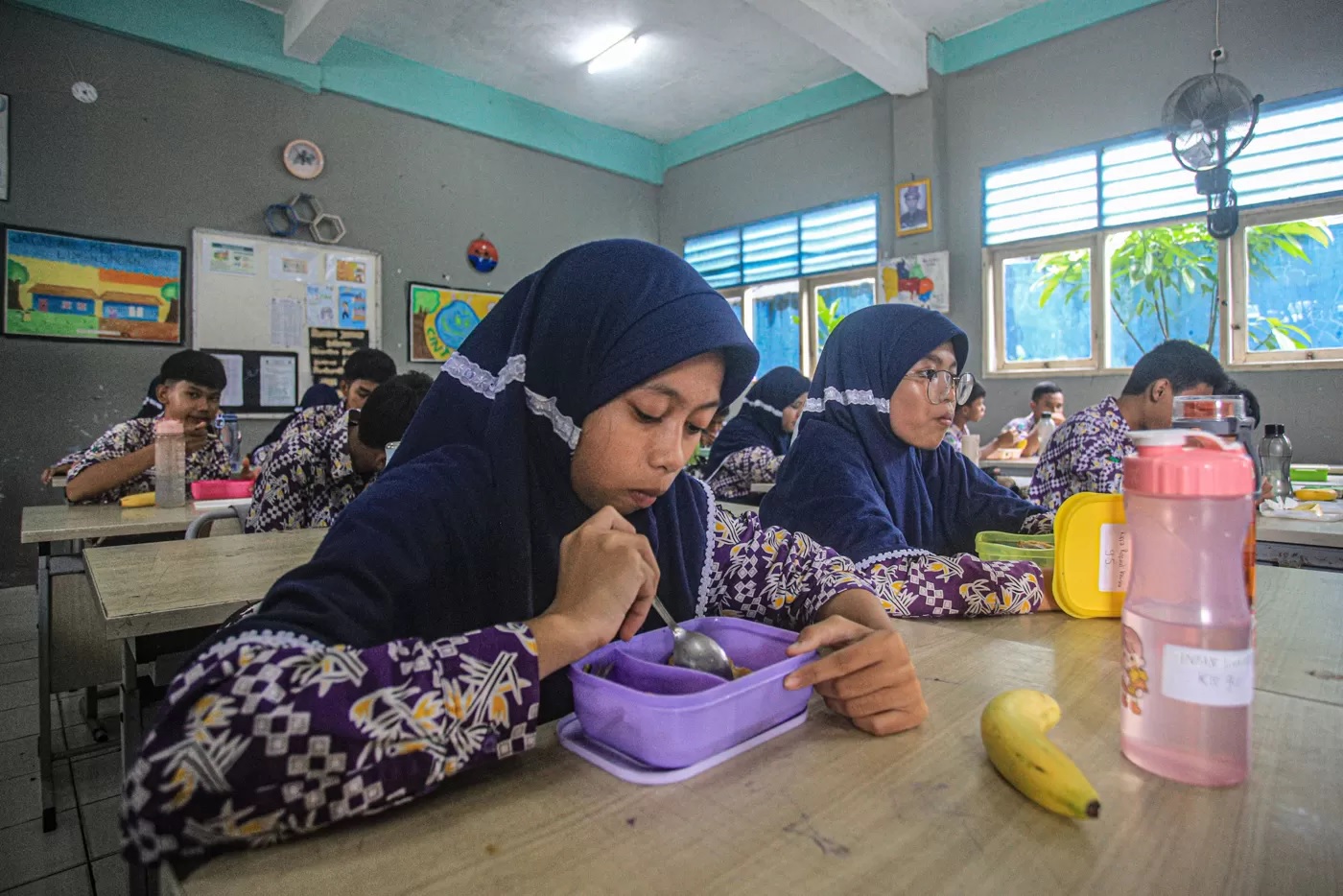 Sejumlah siswa kelas IX melakukan makan siang gratis di SMPN 2 Curug, Kab. Tangerang, Kamis (29/02/2024). (HANUNG HAMBARA/JAWA POS)