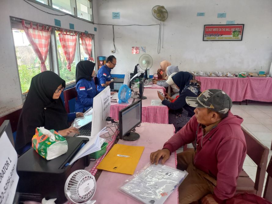 ZONASI: Pendaftaran PPDB jalur zonasi sudah dimulai. Salah satunya di SMP 6 Samarinda, banyak pendaftar datang langsung ke sekolah, Selasa (25/6).