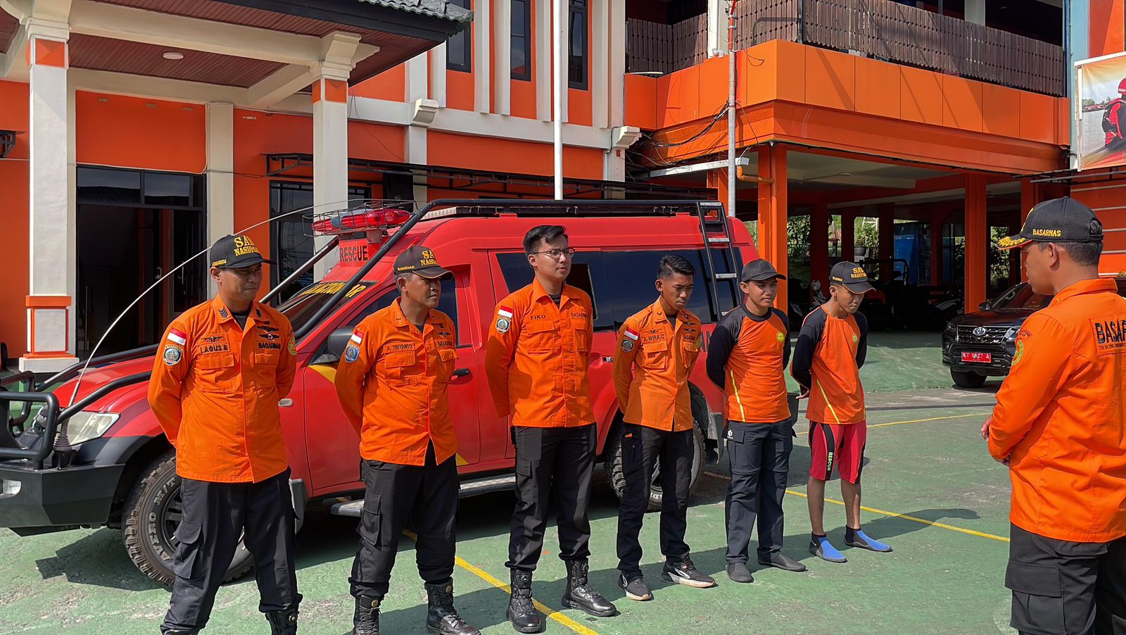 Tim dari Kantor Pencarian dan Pertolongan bersiap melakukan pencarian terhadap warga yang diduga jadi korban terkemana buaya.
