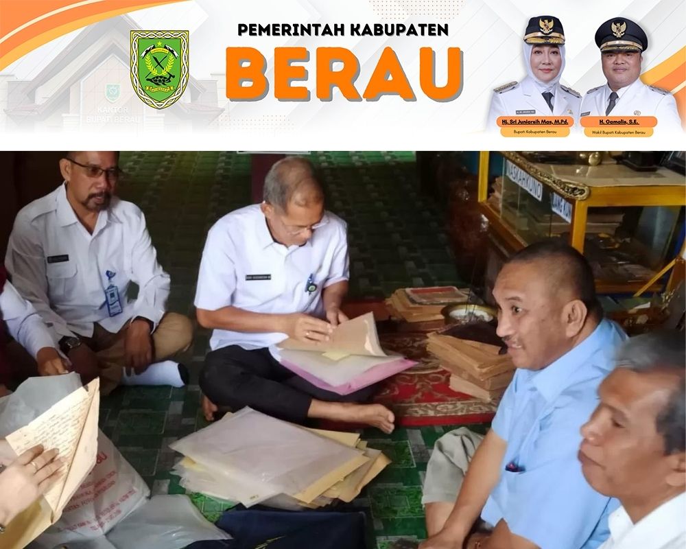 UPAYA DIGITALISASI: Dispusip Berau bersama Dinas Perpustakaan dan Kearsipan (DPK) Kaltim saat melakukan digitalisasi naskah kuno di Kesultanan Gunung Tabur.