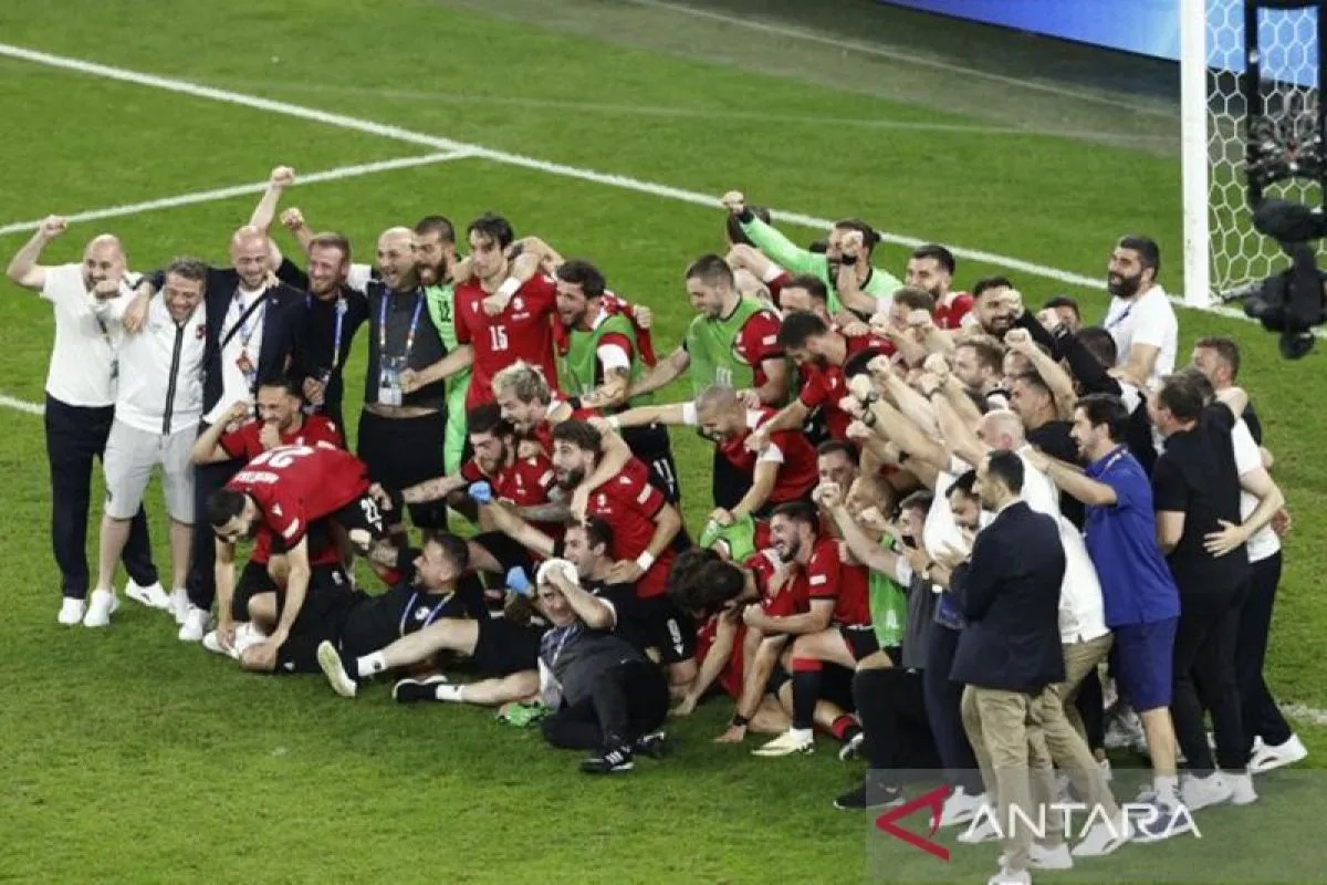 Para pemain Georgia merayakan keberhasilan mereka lolos ke fase gugur Euro 2024 setelah menumbangkan Portugal 2-0 dalam pertandingan Grup F di Arena AufSchalke di Gelsenkirchen pada 26 Juni 2024. ANTA