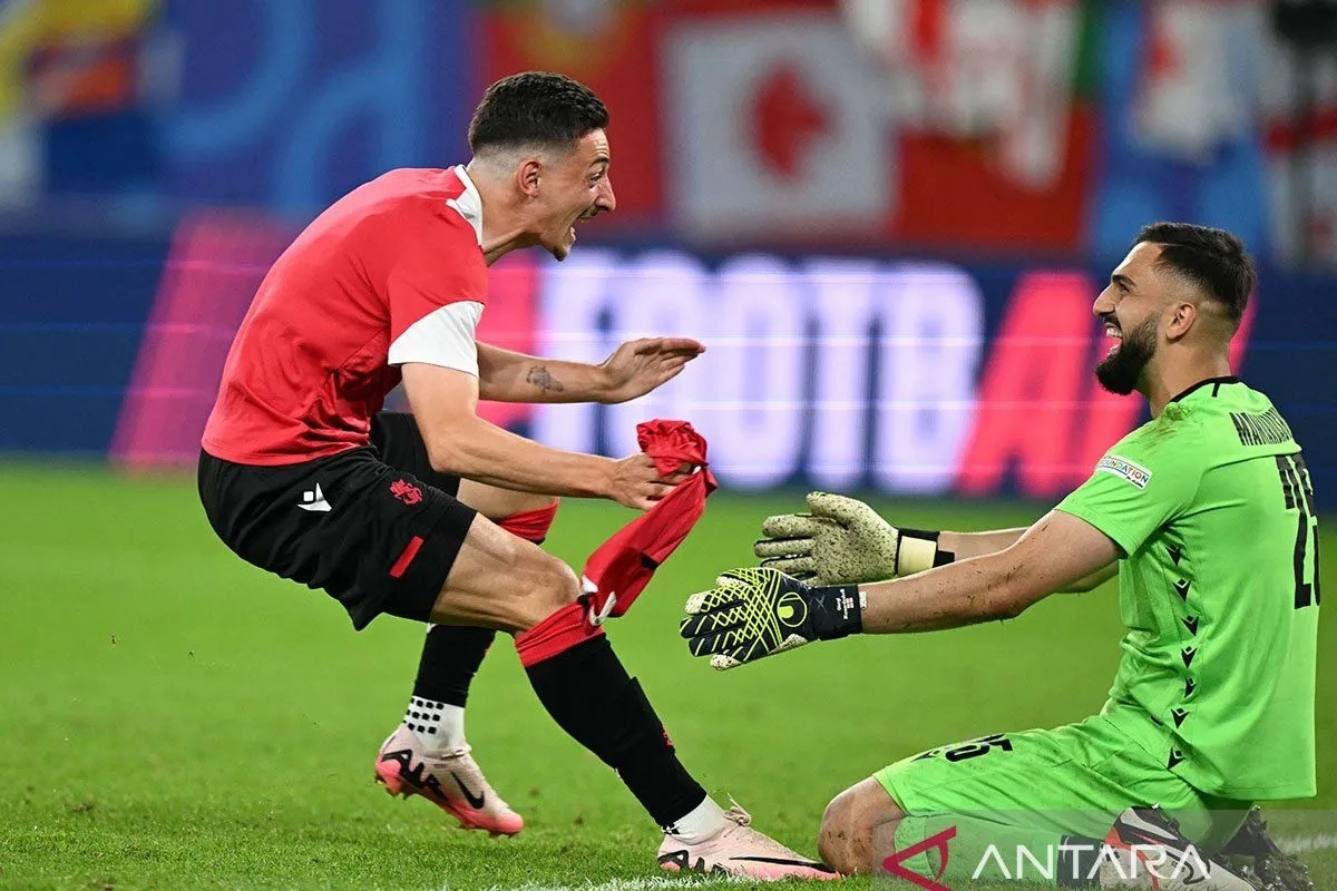 Penjaga gawang Georgia #25 Giorgi Mamardashvili merayakan bersama rekan setimnya setelah memenangkan pertandingan sepak bola Grup F UEFA Euro 2024 antara Georgia dan Portugal di Arena AufSchalke.
