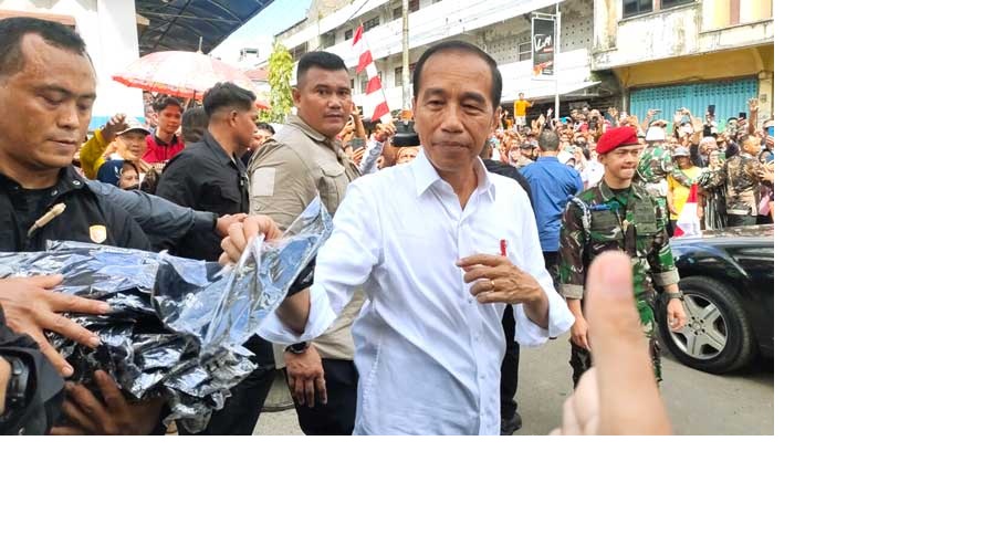 BAGI KAOS: Presiden Jokowi membagikan kaos saat kunjungan kerja ke Kota Sampit, Rabu (26/6/2024). ( Radar Sampit)