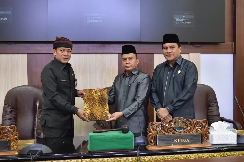 PERTANGGUNGJAWABAN: Sekda Bulungan menyerahkan dokumen Raperda&nbsp; pertanggungjawaban pelaksanaan APBD 2023 kepada Ketua DPRD Bulungan.