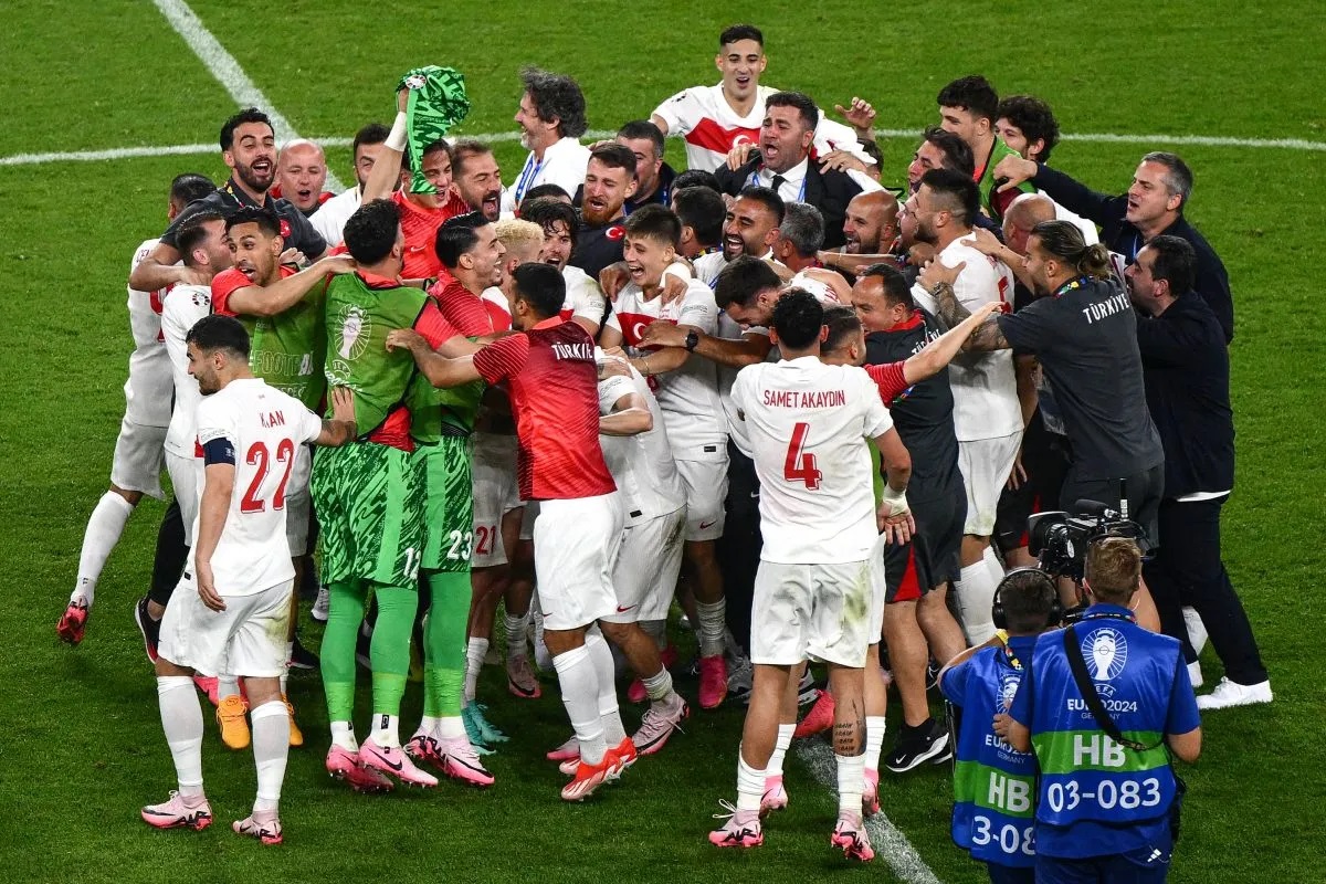 Para pemain timnas Turki merayakan kelolosan mereka ke babak knock-out Euro 2024 setelah memenangkan pertandingan terakhir Grup F melawan Republik Ceko di Volksparkstadion, Hamburg, pada 26 Juni 2024.