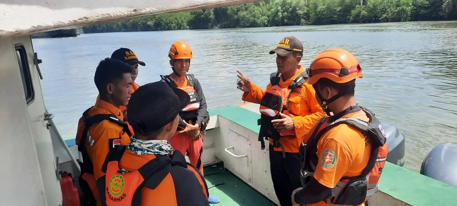 BELUM DITEMUKAN : Tim Kantor Pencarian dan Pertolongan (SAR) Kelas A Balikpapan sebelum melakukan pencarian Muhlis, korban yang diduga diterkam buaya di sekitar Jembatan Pulau Balang, Kamis (27/6).