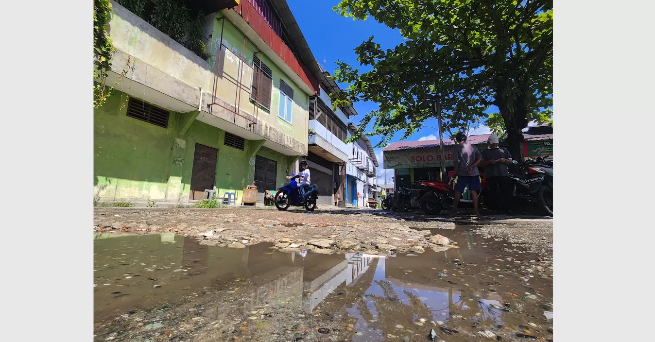 GANGGU KENYAMANAN: Infrastruktur berupa jalan yang berada di bagian belakang Pasar Inpres ini dalam kondisi rusak sehingga mengganggu kenyamanan pelintas. (Foto: Ulil/KP)