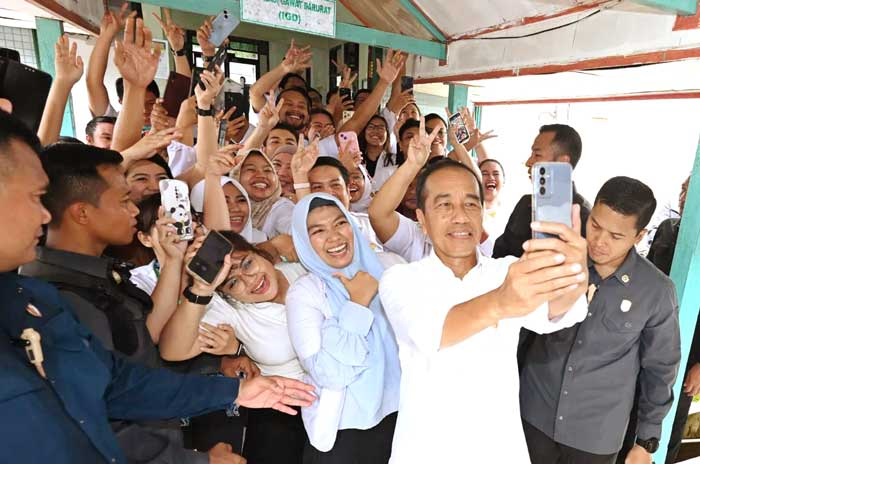 LAYANI FOTO: Presiden RI Joko Widodo berfoto bersama tenaga medis saat mengunjungi RSUD Tamiang Layang, Bartim, Kamis (27/6/2024). (Istimewa)
