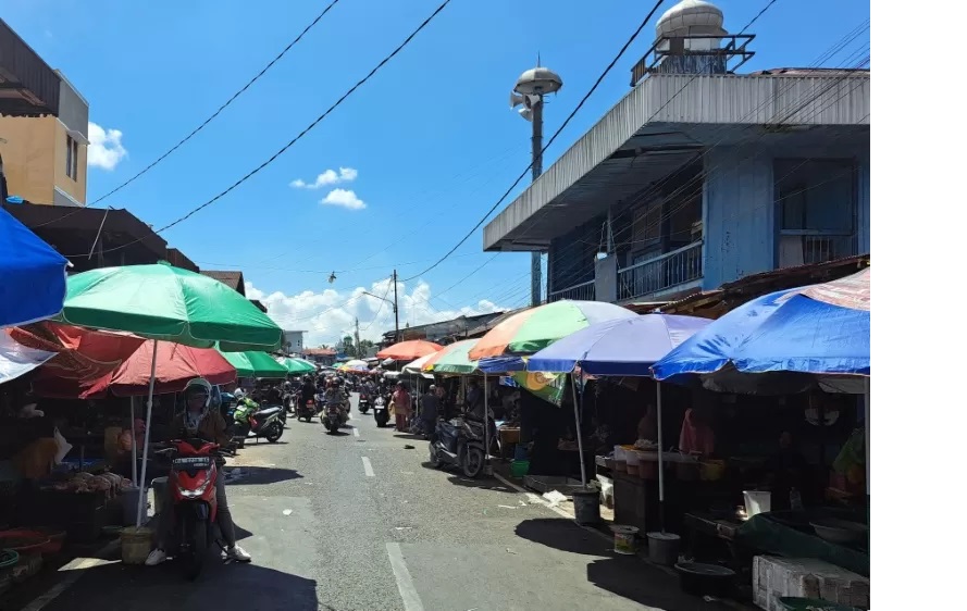 RUWET LAGI: Lapak dan payung pedagang kembali merangsek ke badan Jalan Pasar Lama Laut. Kondisi ini sudah berlangsung sepekan terakhir. (FOTO: WAHYU RAMADHAN/RADAR BANJARMASIN)