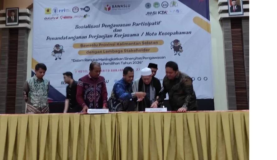 PARTISIPATIF: Penandatanganan kerja sama pengawasan partisipatif antara MUI Kalsel dan Bawaslu Kalsel di Banjarmasin, Kamis (27/6). (FOTO: WAHYU RAMADHAN/RADAR BANJARMASIN)