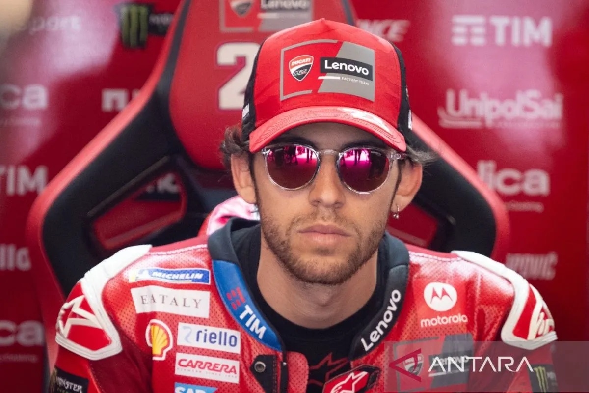 Pembalap Ducati Italia Enea Bastianini terlihat di dalam kotak saat sesi latihan bebas kedua MotoGP Moto Grand Prix Catalonia di Sirkuit de Catalunya pada 25 Mei 2024.