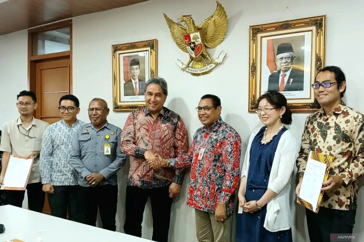 Dirjen Kebudayaan Kemendikbudristek Hilmar Farid (empat dari kanan) bersama Pemerintah Jepang pada penandatanganan serah terima sembilan kerangka manusia tentara Jepang yang tewas di Biak Numfor.