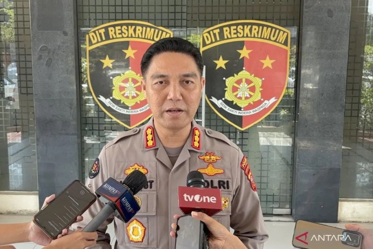 Arsip - Kabid Humas Polda Jawa Barat Kombes Pol Jules Abraham Abast saat memberikan keterangan di Mapolda Jabar, Kota Bandung. (ANTARA/Rubby Jovan)