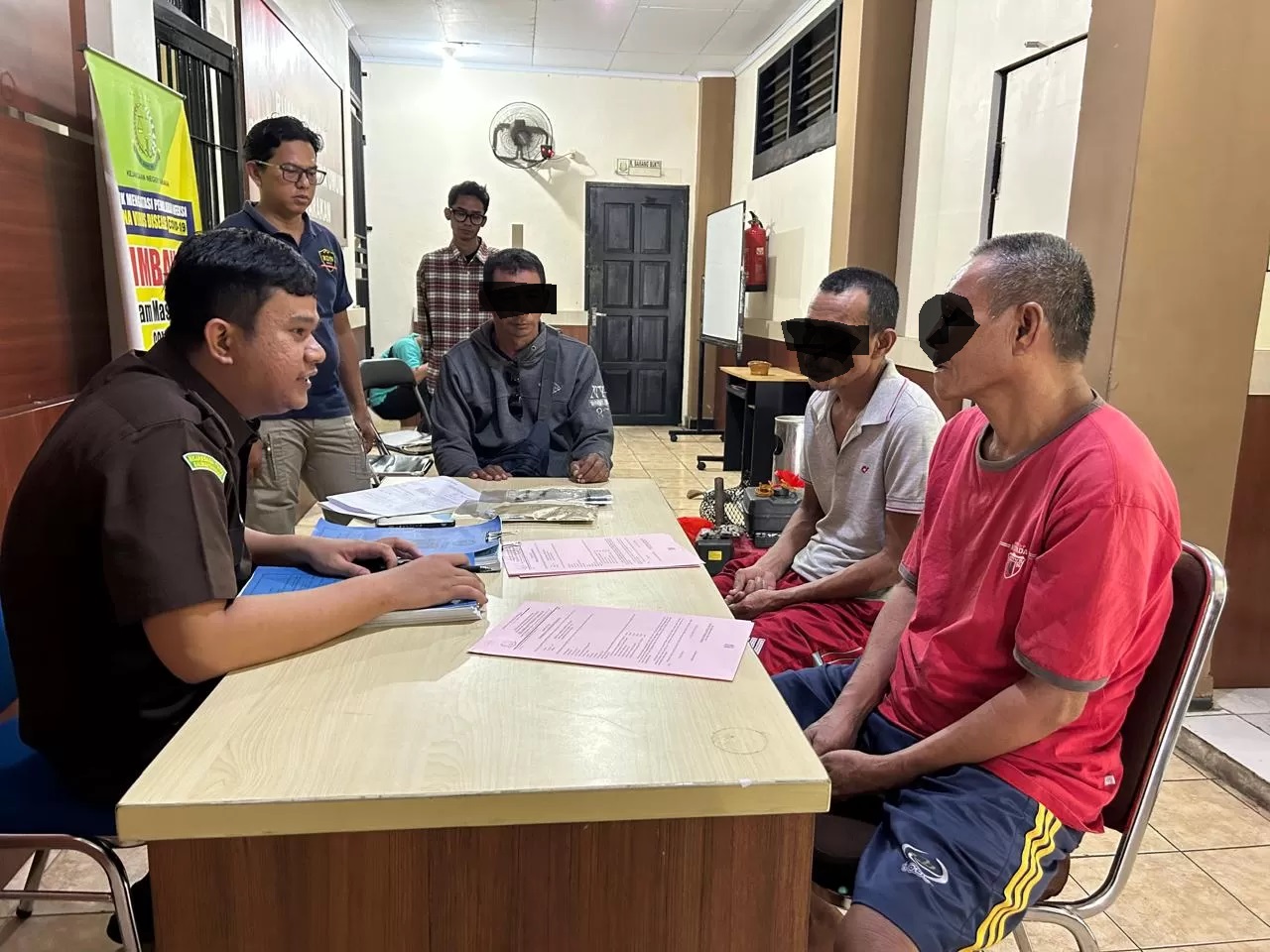 DITUNTUT: Kedua terdakwa sabu 23 kg menjalani sidang dengan agenda tuntutan. FOTO: ELIAZAR/RADAR TARAKAN