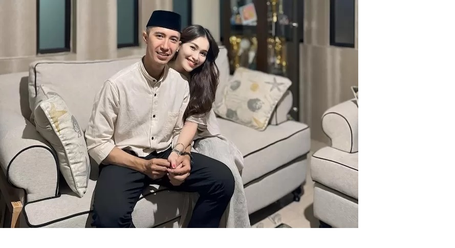 Penyanyi dangdut Ayu Ting Ting Muhammad Fardhana.