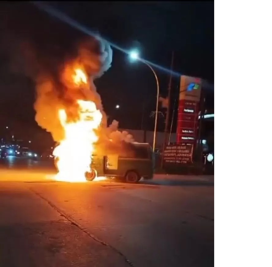 SPBU. Tim Damkar dan relawan melakukan pemadaman terhadap angkot berkelir hijau yang terbakar di SPBU Jalan Sentosa, Sungai Pinang. (KIS)