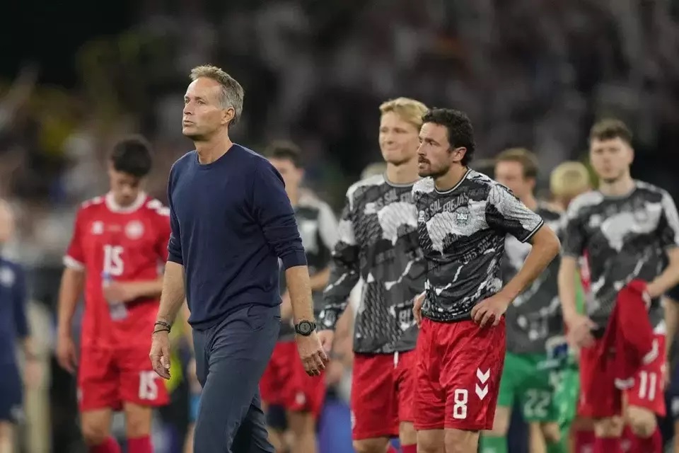 Pelatih Denmark Kasper Hjulmand meninggalkan lapangan setelah pertandingan babak 16 besar melawan Jerman di turnamen sepak bola Euro 2024 di Dortmund, Jerman, Sabtu, 29 Juni 2024. (AP/Andreea Alexandr