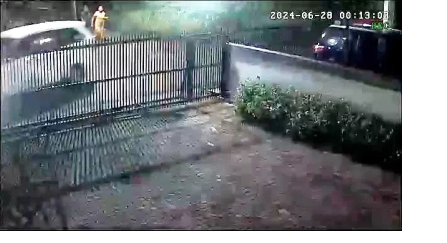 KABUR: Sebuah mobil melaju kencang yang diduga membawa kabur seorang anak gadis berusia 12 tahun terekam CCTV milik warga Kompleks Manunggal Jaya, Banjarbaru, Jumat (28/6) dini hari. (FOTO: TANGKAPAN