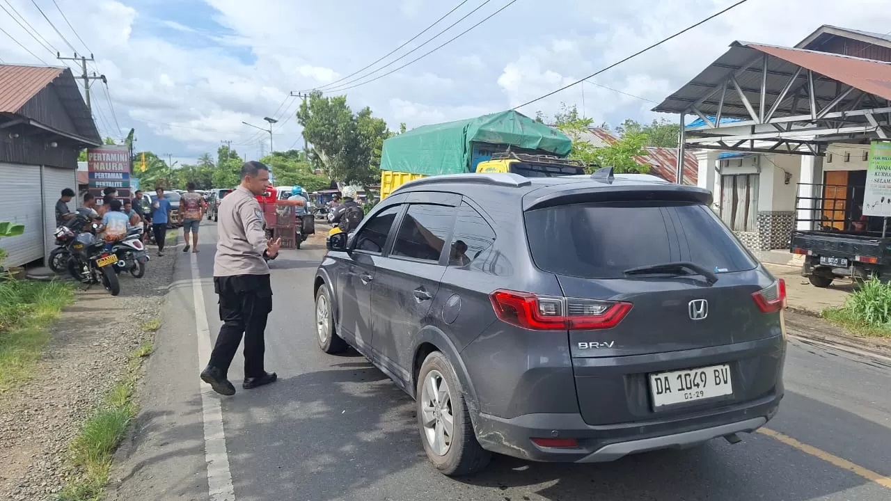 DIAMANKAN:Anggota Polres HST saat berada di TKP untuk melakukan penyelidikan.(Foto:Polres HST untuk Radar Banjarmasin)