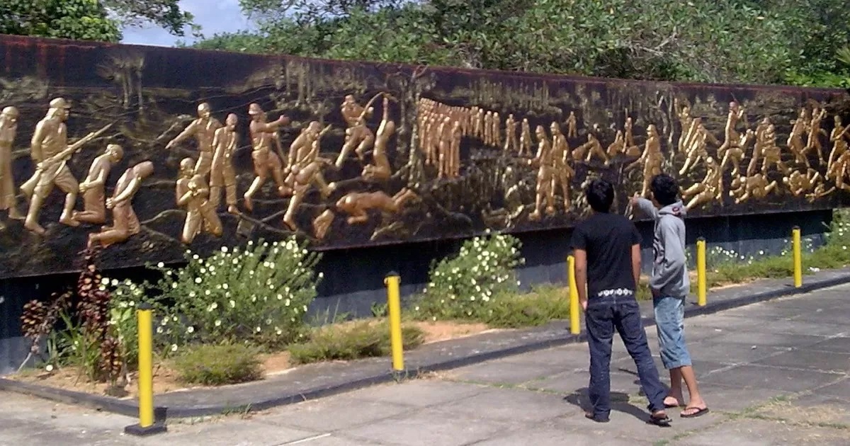 Pengunjung Makam Juang Mandor melihat diorama yang berisi cerita mengenai pembantaian massal yang dilakukan pasukan Jepang terhadap para tokoh intelektual Kalbar pada 1944. (IST)