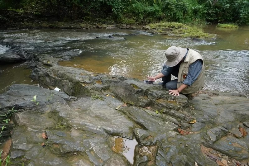 CEK LOKASI: Petugas Badan Geopark Meratus sedang memeriksa jenis batuan di Situs Sei Kambang, Kecamatan Aranio, Kabupaten Banjar. (Foto: BADAN PENGELOLA GEOPARK MERATUS)