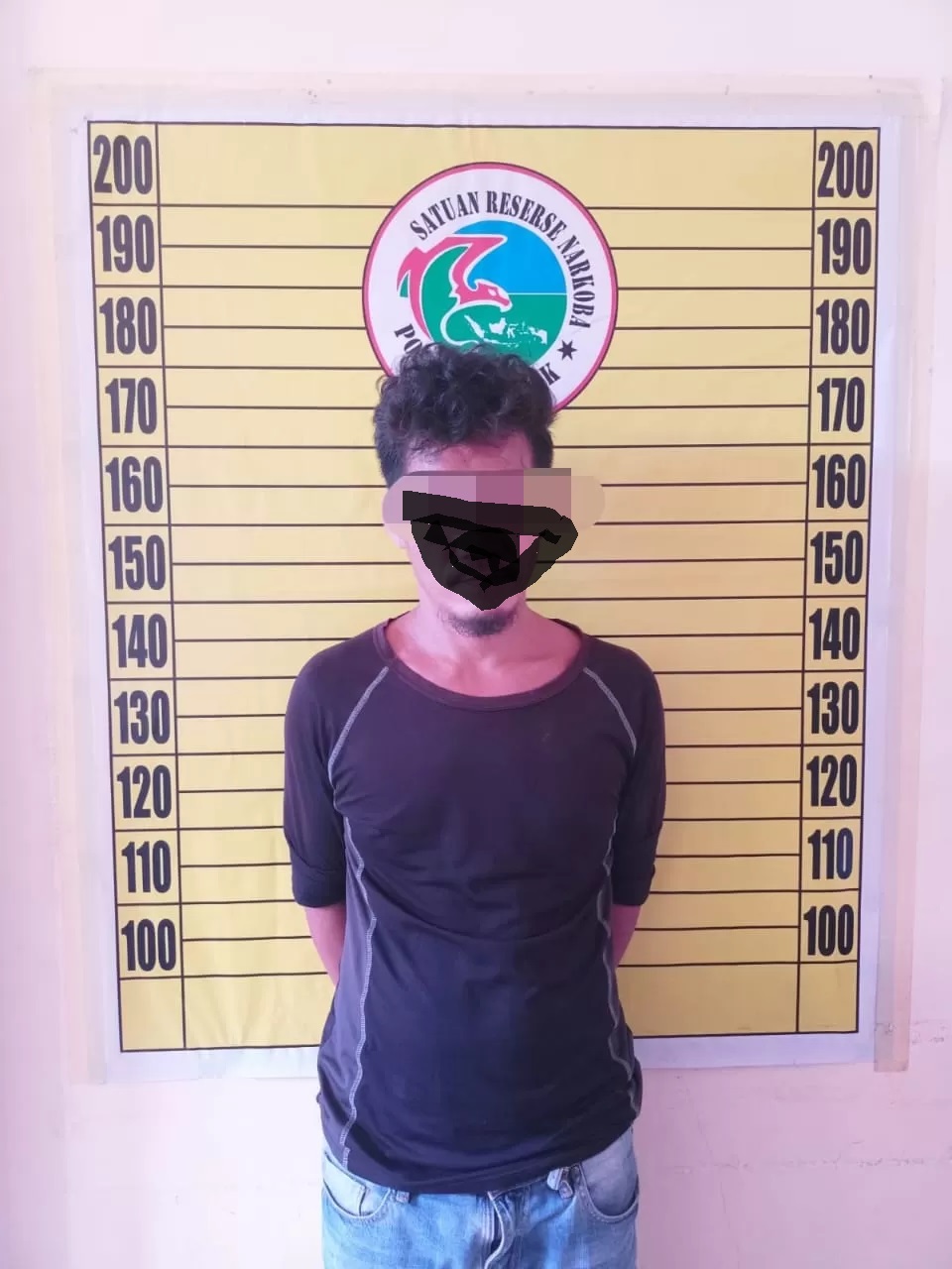 Pelaku pengedar narkoba AR yang berhasil ditangkap warga Desa Mungguk kini diamankan di Mapolres Landak, Sabtu (29/6). (Ist)