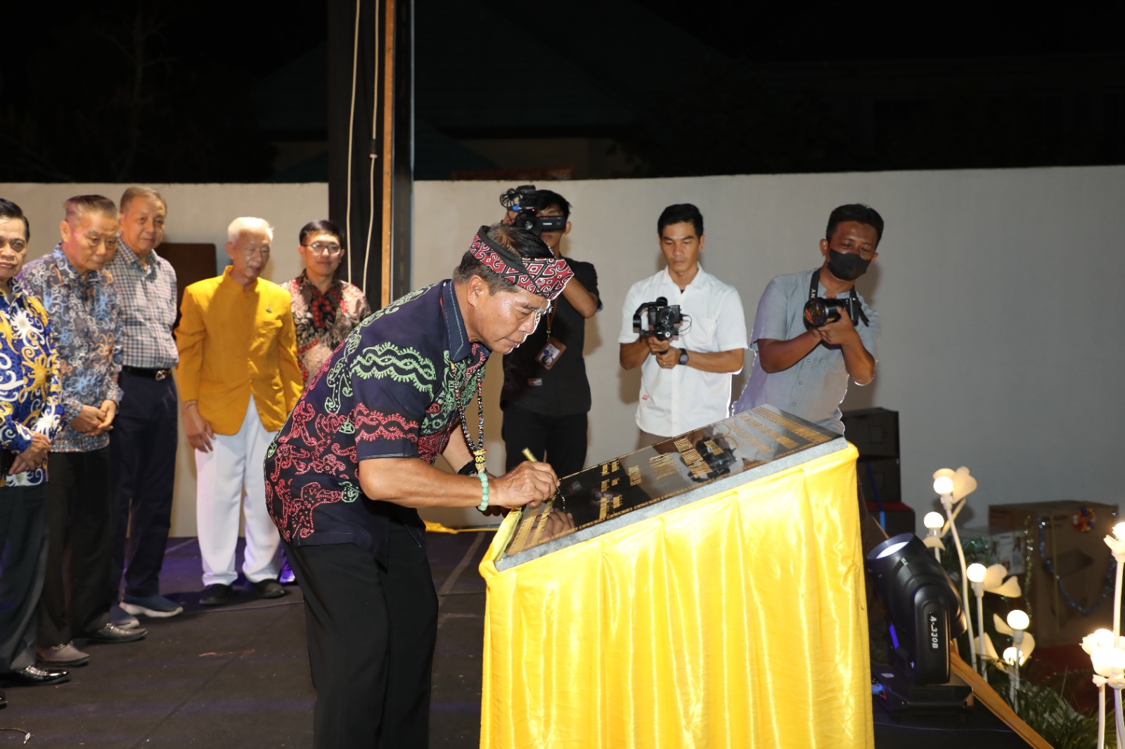 PERESMIAN SEKOLAH : Gubernur Kaltara, DR (HC) H Zainal A Paliwang, M.Hum meresmikan Sekolah Buddhis Paramita, Sabtu (29/6) malam.