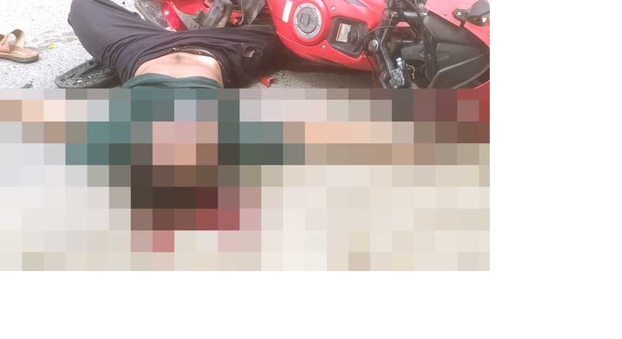 KECELAKAAN MAUT : Pengendara sepeda motor tergeletak bersimbah darah seusai terlibat kecelakaan maut di jalan lintas Kasongan menuju Tumbang Samba, Senin (24/6/2024) siang. (ISTIMEWA/RADAR SAMPI