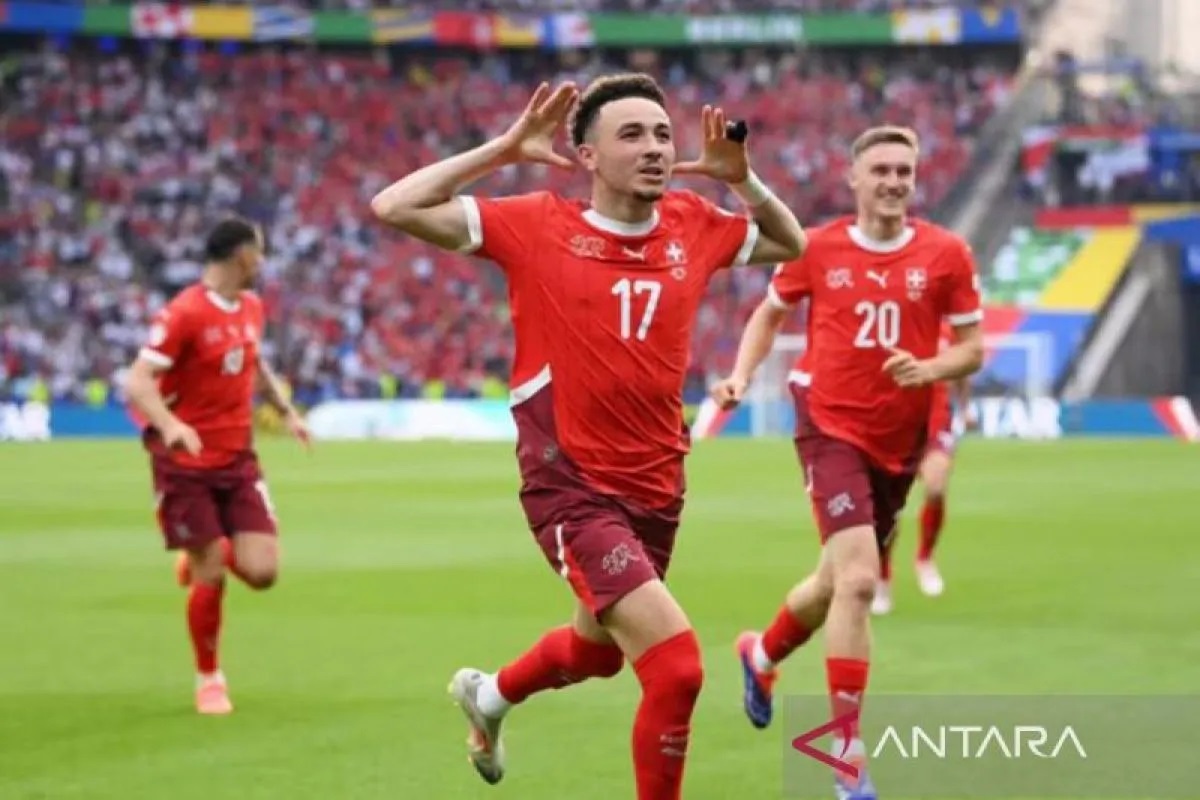 Selebrasi Ruben Vargas (tengah) setelah mencetak gol kedua untuk Timnas Swiss ke gawang Italia dalam pertandingan babak 16 besar Piala Eropa 2024 di Stadion Olimpiade Berlin pada Sabtu (29/7/2024) .