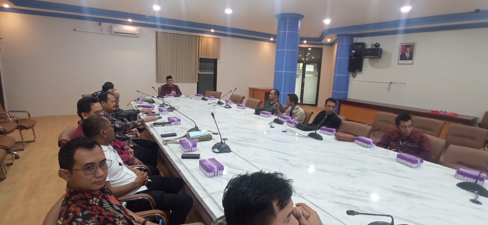 Suasana pertemuan dan diskusi bersama Disdikbud Kaltim dan awak media dan di hadiri para tim instansi pendidikan di Kaltim.