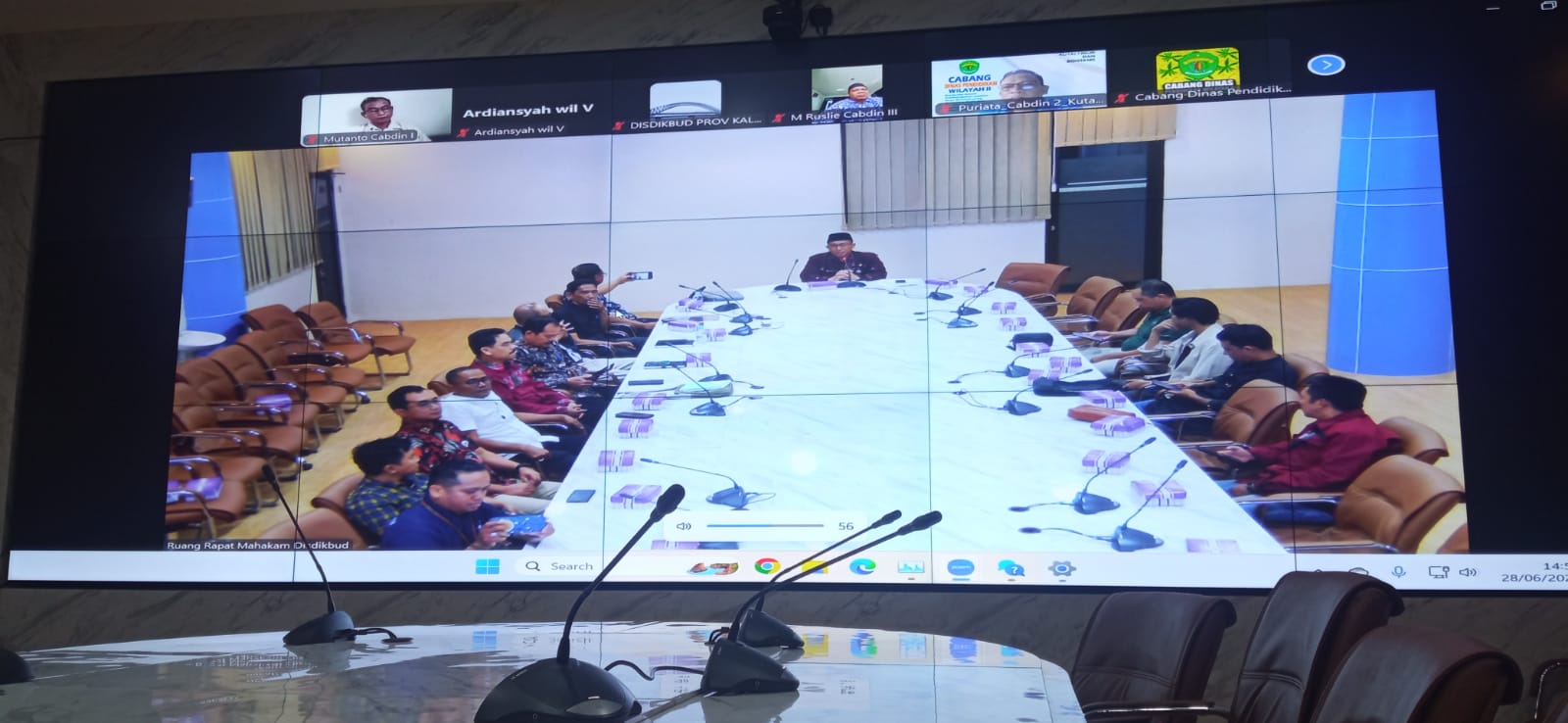 Diskusi juga di hadiri dari berbagai daerah di Kaltim melalui zoom/ online