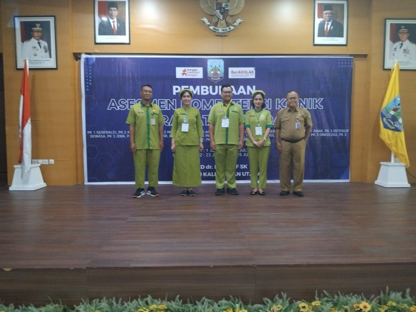 KOMPETENSI: Mewakili Plt Direktur RSUD dr. H. Jusuf SK, Kabid Pelayanan Kesehatan, Arief Rakhman, saat mengalungkan ID Card kepada peserta Asesmen Kompetensi Klinik Perawat dan Bidan.