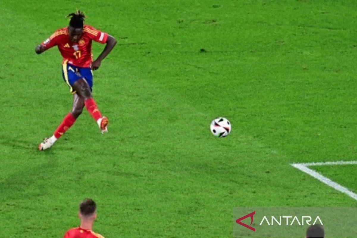 Pesepak bola Spanyol Nico Williams Jr menendang bola ke gawang yang dikawal kiper Georgia, Mamardashvili, dalam pertandingan babak 16 besar Piala Eropa 2024, di Stadion Cologne, Jerman.