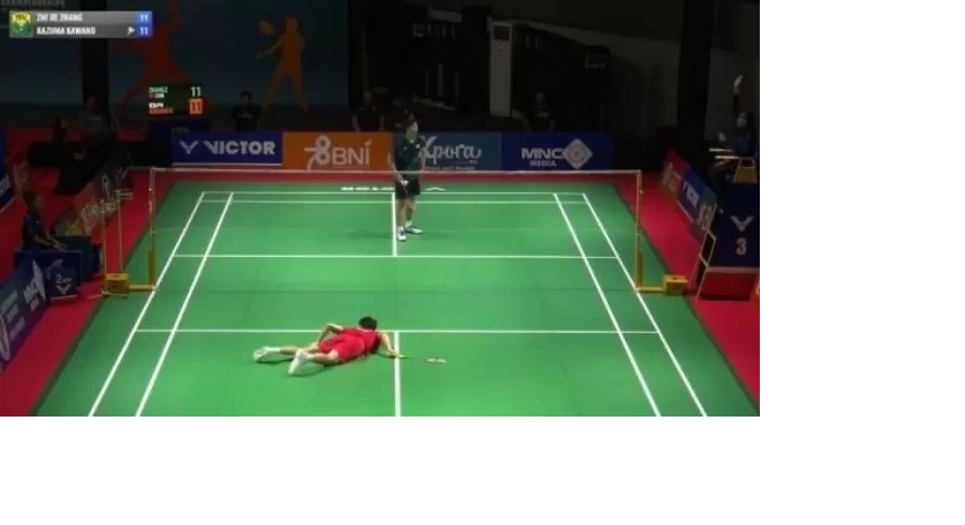 Situasi pertandingan di mana detik-detik Zhang Zhi Jie sempat kejang-kejang di lapangan. (X/BadmintonJust)