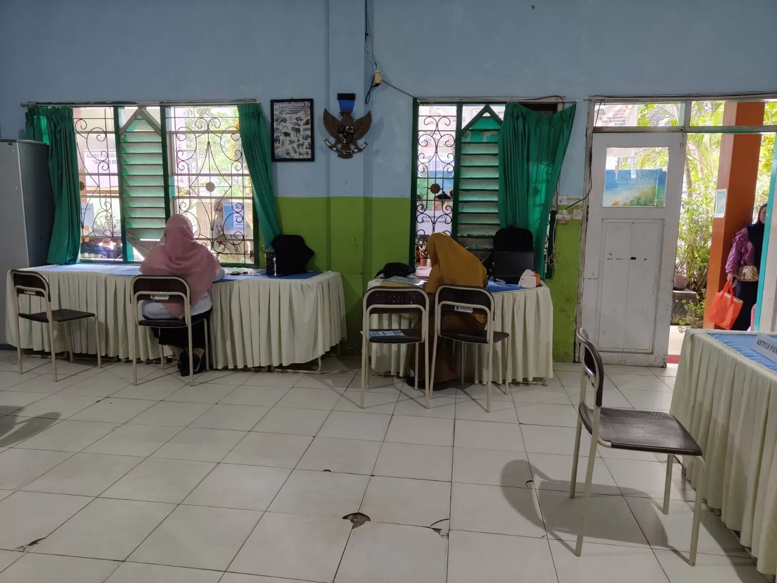 DITELEPON: Permintaan jatah masuk PPDB setiap tahun pasti datang dari sejumlah anggota dewan hingga orang yang mengaku lingkaran kepala daerah. (FOTO: ADHIEL KUNDARA)