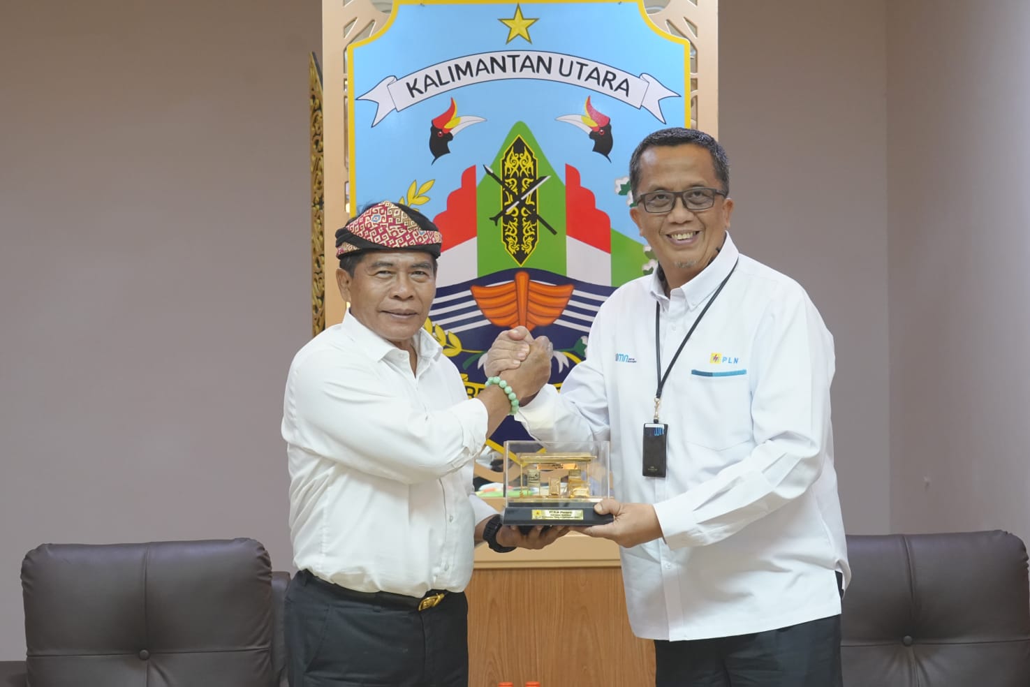 AUDIENSI : Gubernur Kalimantan Utara (Kaltara) DR. (H.C.) H. Zainal A. Paliwang, M.Hum menerima audiensi dengan Perusahaan Listrik Negara (PLN) Unit Induk Distribusi (UID).