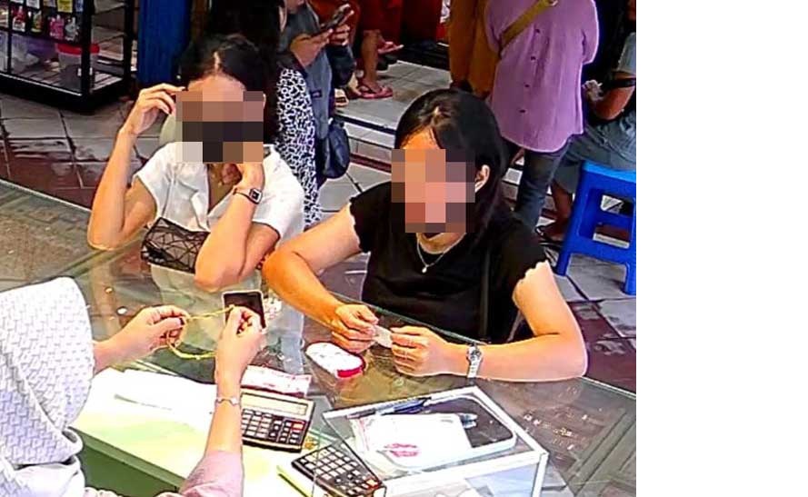 PENIPUAN: Dua orang wanita muda terekam kamera CCTV saat menawarkan kalung emas bercampur tembaga di PPM, Sampit, Sabtu (29/6/2024) lalu. (ISTIMEWA/TANGKAPAN LAYAR)