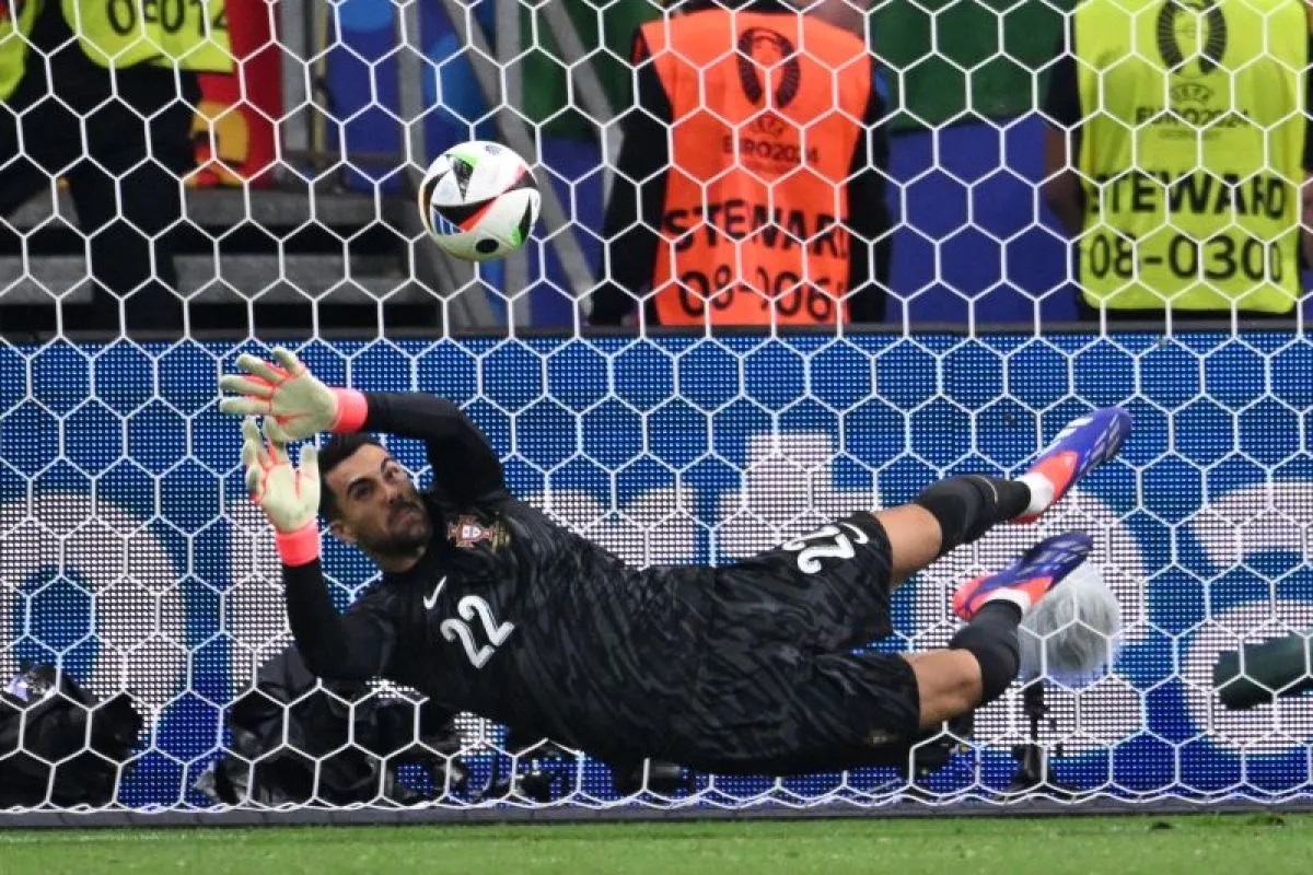 Penjaga gawang Portugal Diogo Costa saat mementahan tendangan penalti Benjamin Verbic dalam adu penalti dalam pertandingan 16 besar Euro 2024 antara Portugal dan Slovenia di Frankfurt Arena, Frankfurt