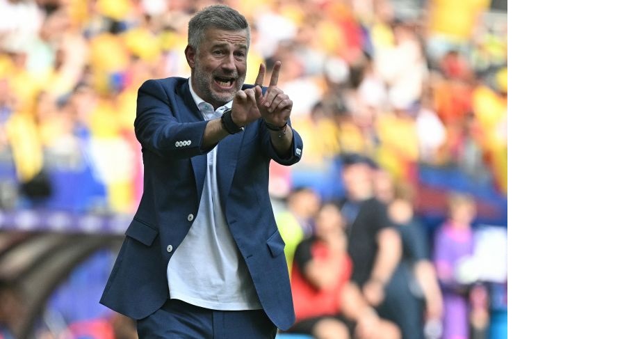 Pelatih timnas Rumania Edward Iordanescu memberi instruksi kepada para pemainnya saat pertandingan Grup E Euro 2024 kontra Slovakia di Frankfurt Arena, Frankfurt am Main, pada 26 Juni 2024.