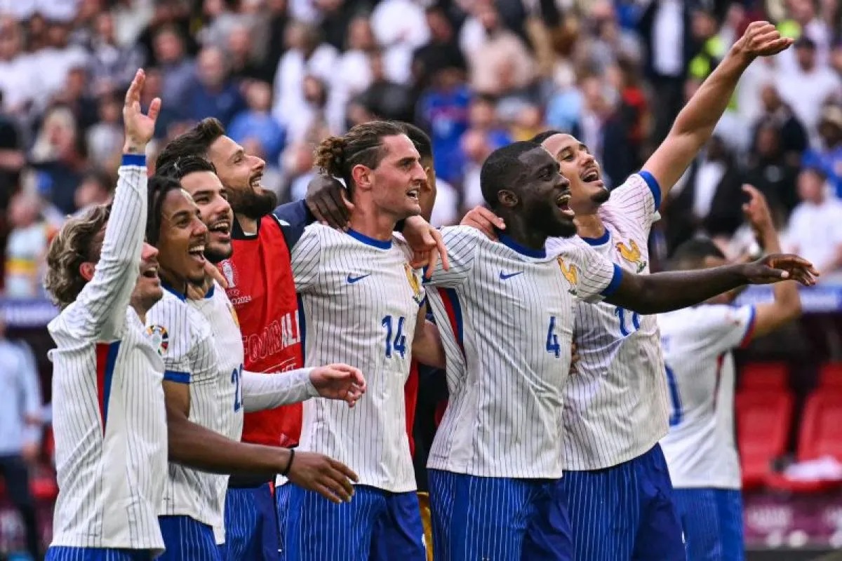 Gelandang Prancis Adrien Rabiot bersama rekan-rekan satu timnya setelah akhir pertandingan Prancis melawan Belgia dalam babak 16 besar Euro 2024 di Duesseldorf Arena, Duesseldorf, pada 1 Juli 2024.