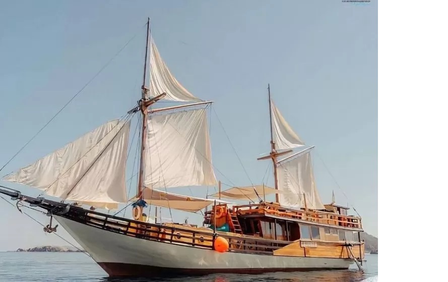 Kapal phinisi Mahligai yang berlayar di Teluk Balikpapan. (Foto: IG/MahligaiPhinisiBalikpapan)